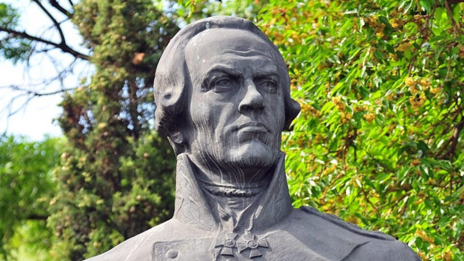 Памятник адмиралу Ф.Ф. Ушакову в г. Севастополь. Скульптор С.А. Чиж.